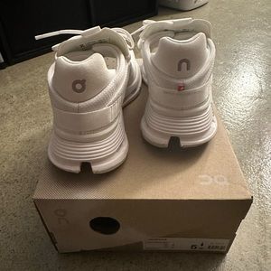 Worn once on cloud nova women’s shoes